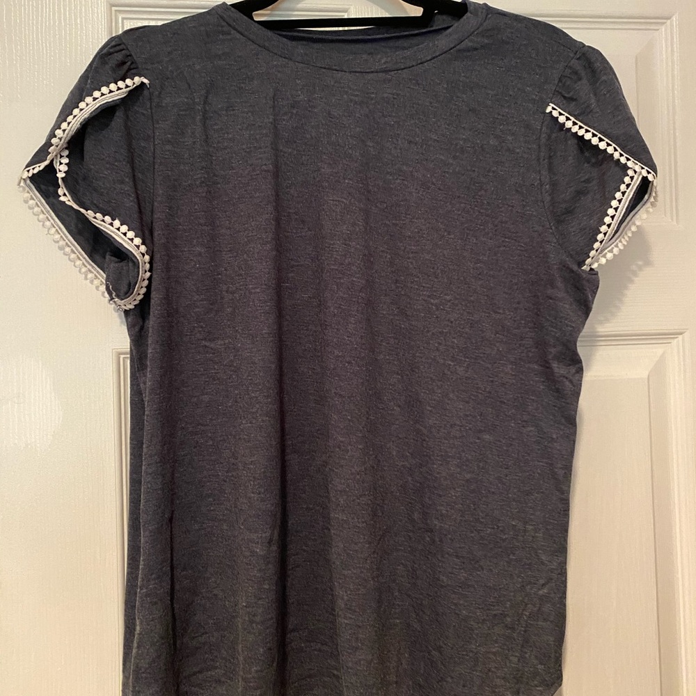 NEVER WORN GREY TEE
